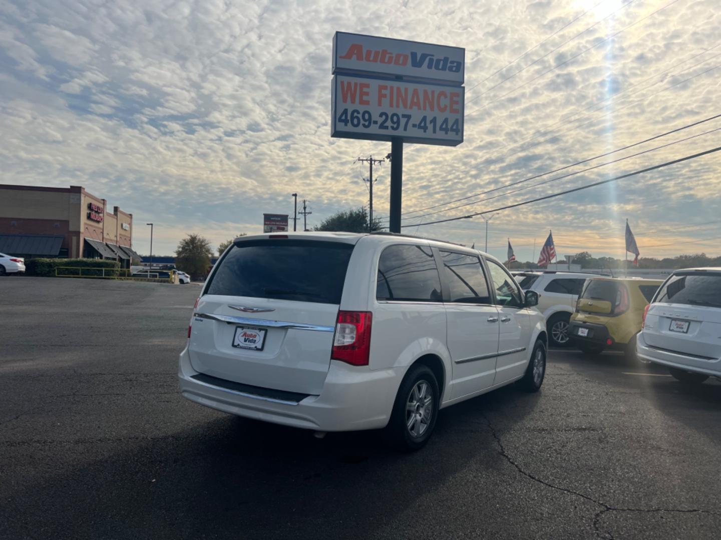 2011 WHITE Chrysler Town and Country Touring (2A4RR5DG1BR) with an 3.6L V6 DOHC 24V engine, 6-Speed Automatic transmission, located at 420 I-35E, Lancaster, TX, 75146, (469) 297-4144, 32.593929, -96.823685 - Photo#5